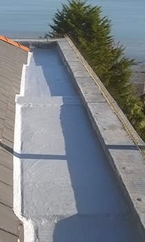 Gutter lining with liquid rubber