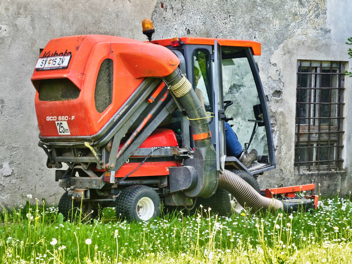 What Is The Average Lifespan Of A Riding Lawn Mower?