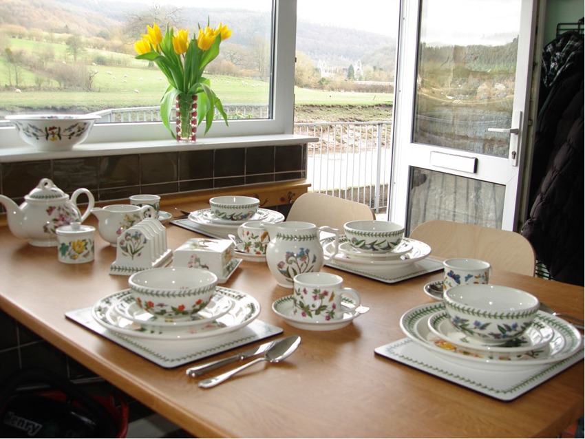 breakfast bar in riverside cottage
