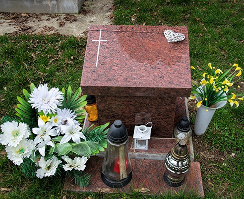 small cremation memorial with flowers
