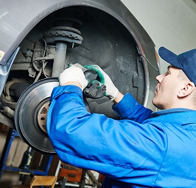 Car Accident Repairs in Watford And Hertfordshire - mechanic changing brake of vehicle