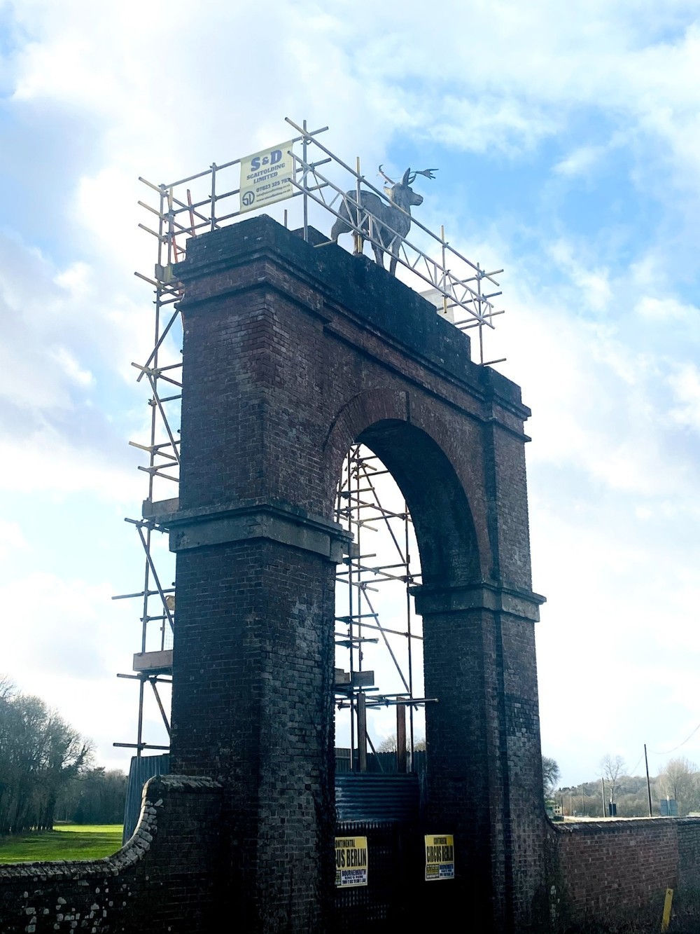 Scaffolding Contractors in Poole and Dorset - metal truss to support construction scaffolding
